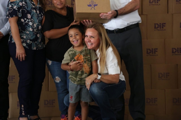 Lleva Marcela GorgÃ³n apoyos a familias, personas con discapacidad y  adultos mayores