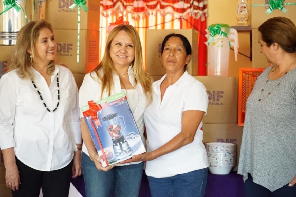 Marcela GorgÃ³n celebra a adultos mayores del comedor â€œBuenos Airesâ€ ,  en Saltillo